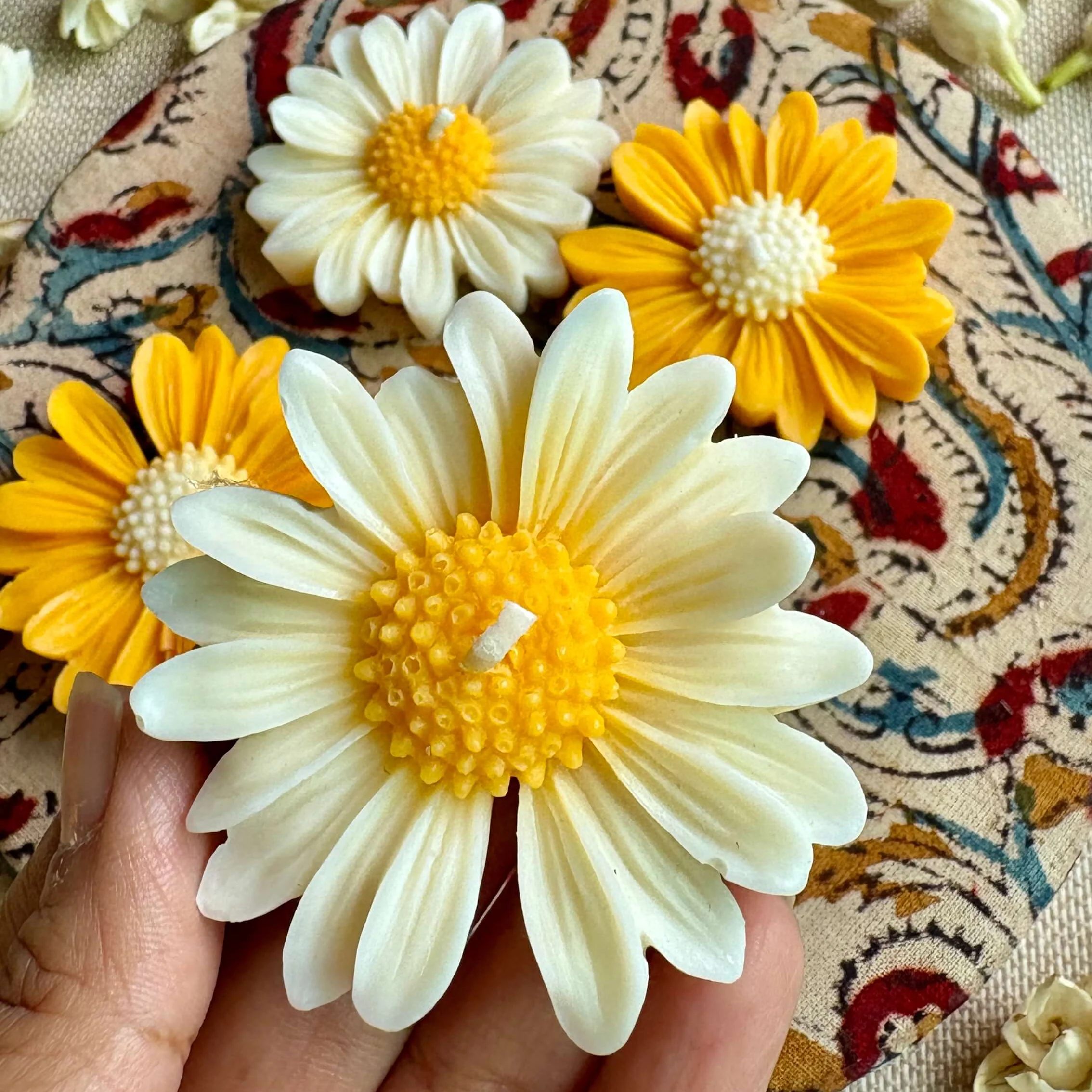 Floating Daisy Candle Set of 4 | Diwali Pooja & Home Decor
