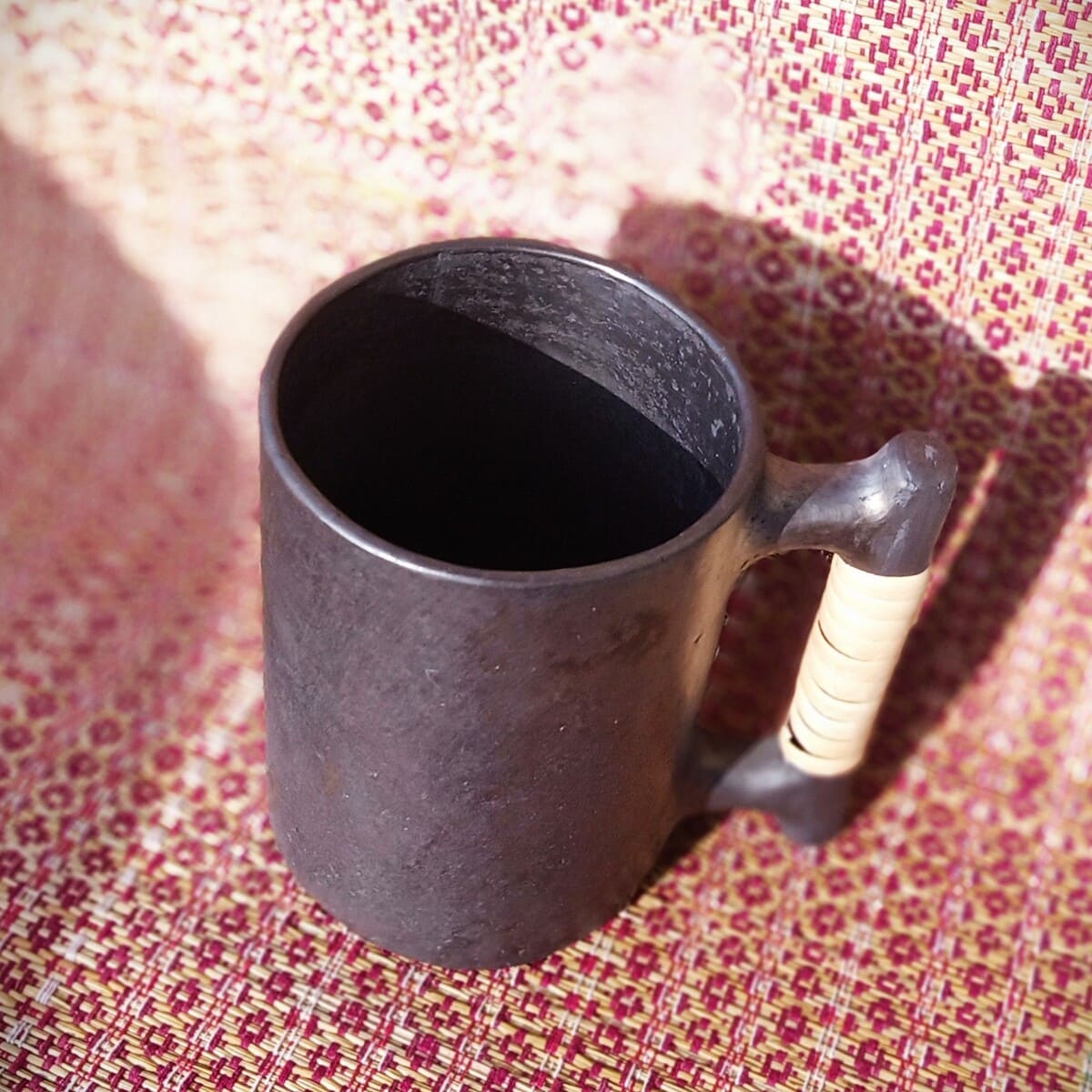 Longpi Black Pottery Beer Mug Large - Round - Image 2