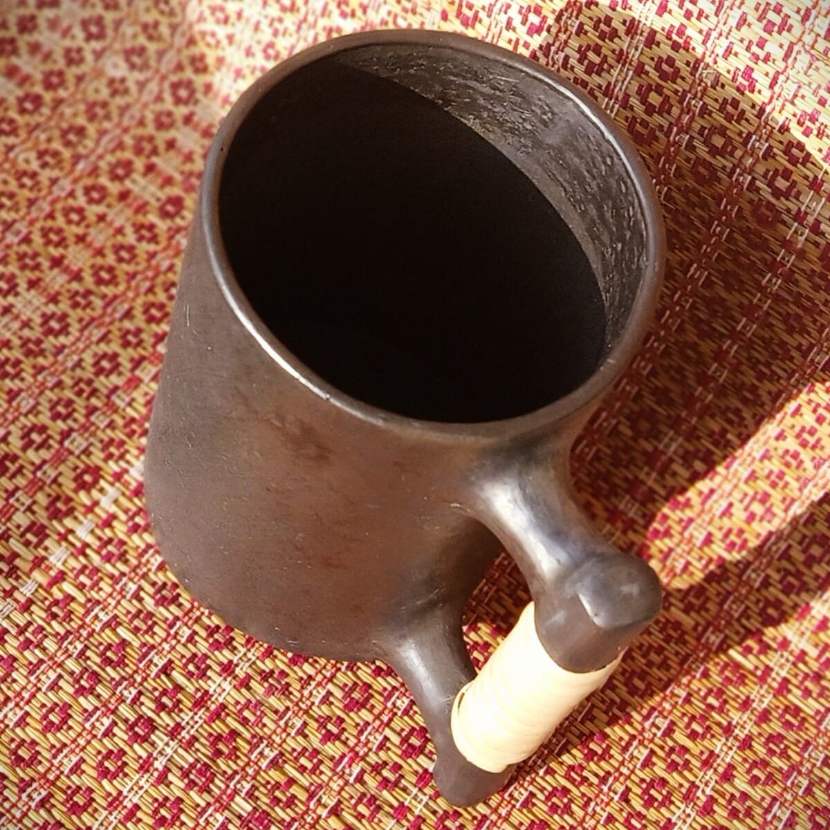 Longpi Black Pottery Beer Mug Large - Round - Image 6