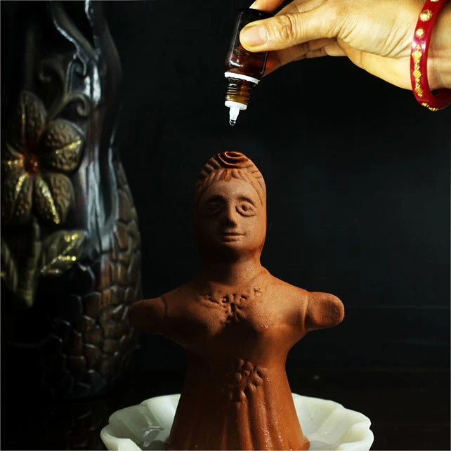 Porus Terracotta Rani Putul Air Aroma Diffuser for Indoor Table Top | Set of 1 Doll + 6 Perfumes 10 ml Each - Image 2