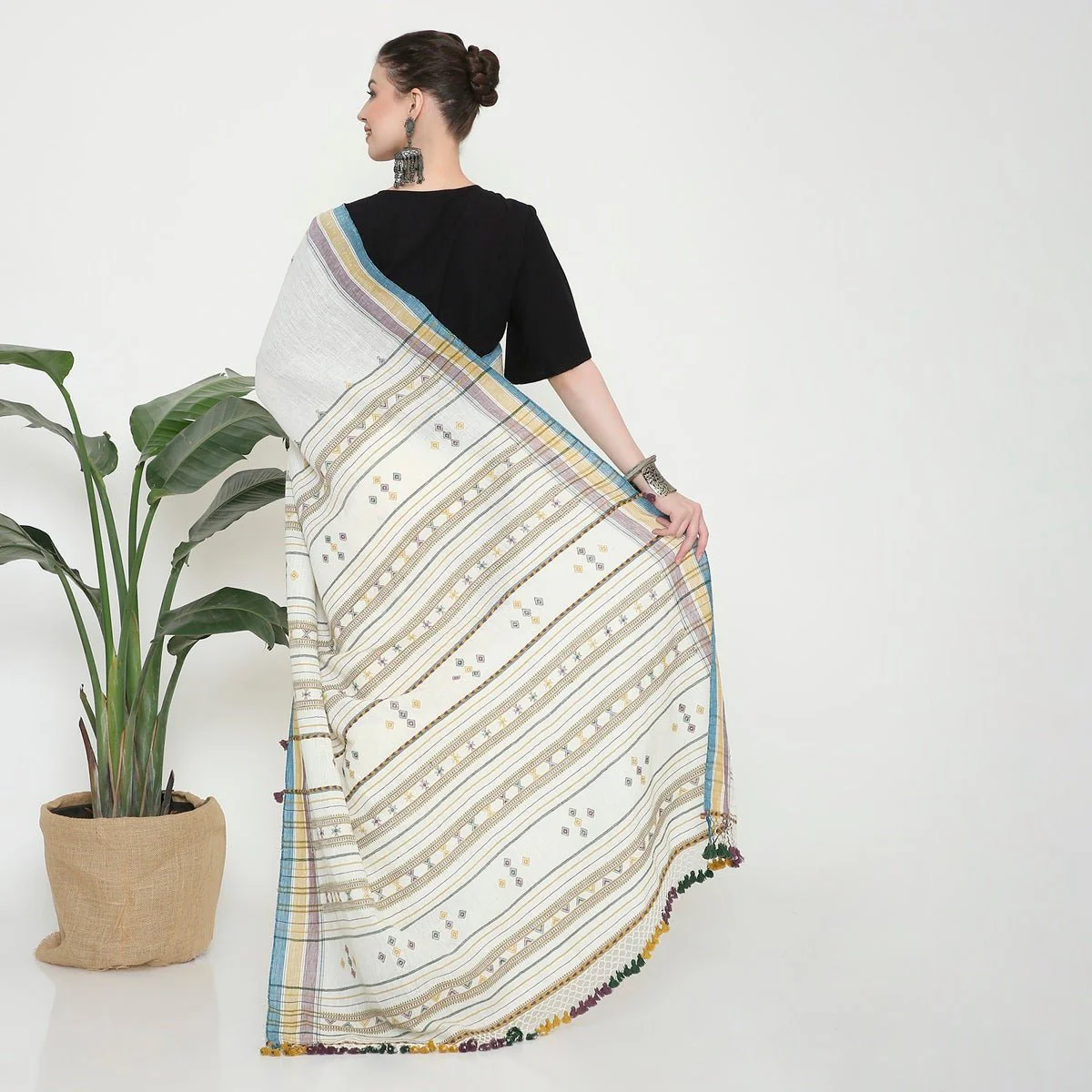 White Linen Bhujodi saree - Image 3